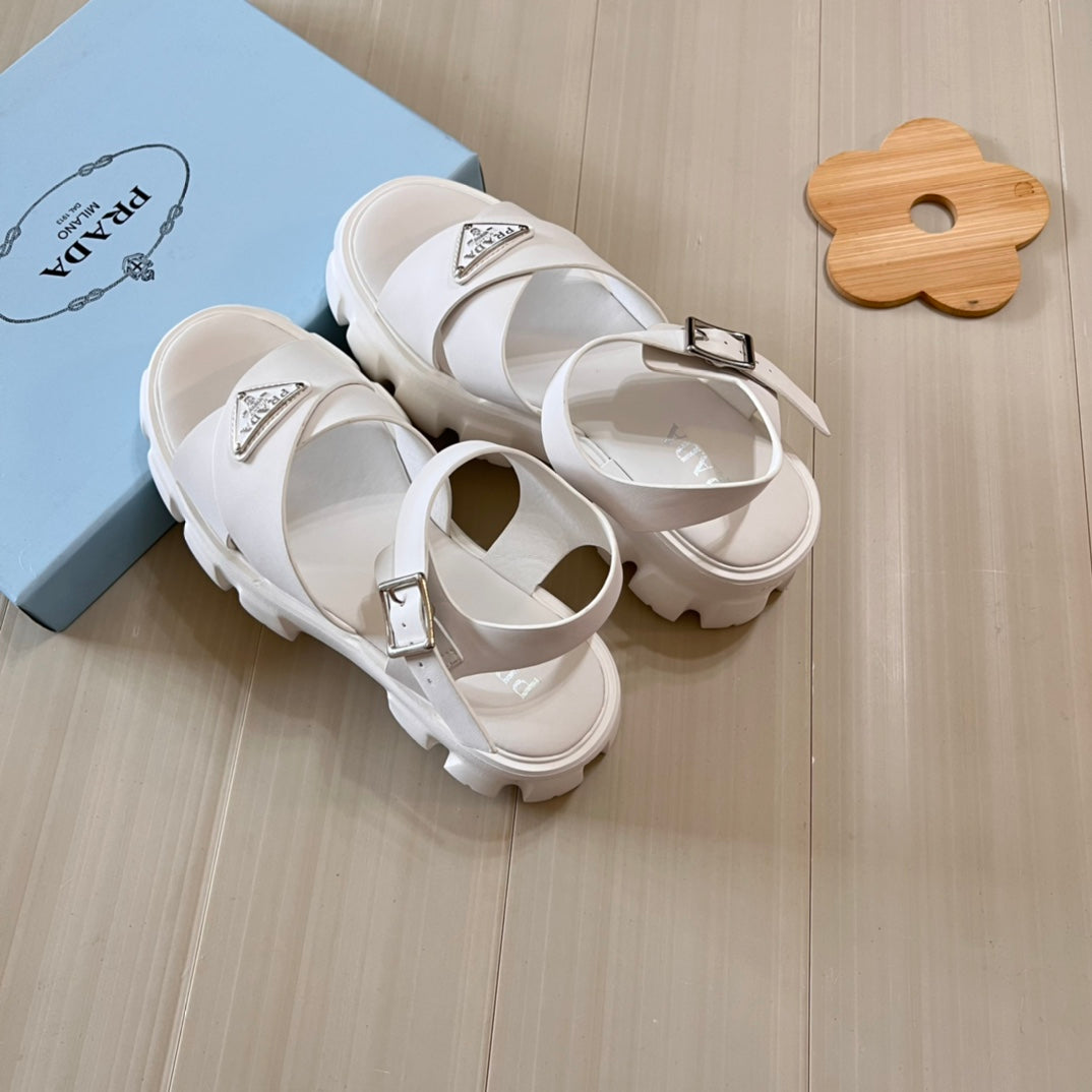 Sandalen mit Dreieckslogo und dicker Sohle