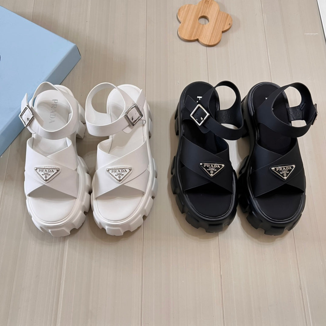 Sandalen mit Dreieckslogo und dicker Sohle