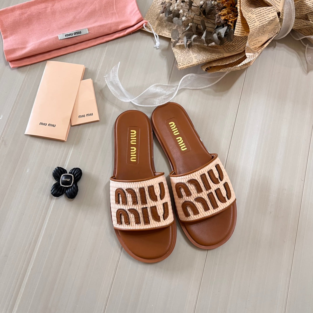 Flache Schuhe aus Baststoff