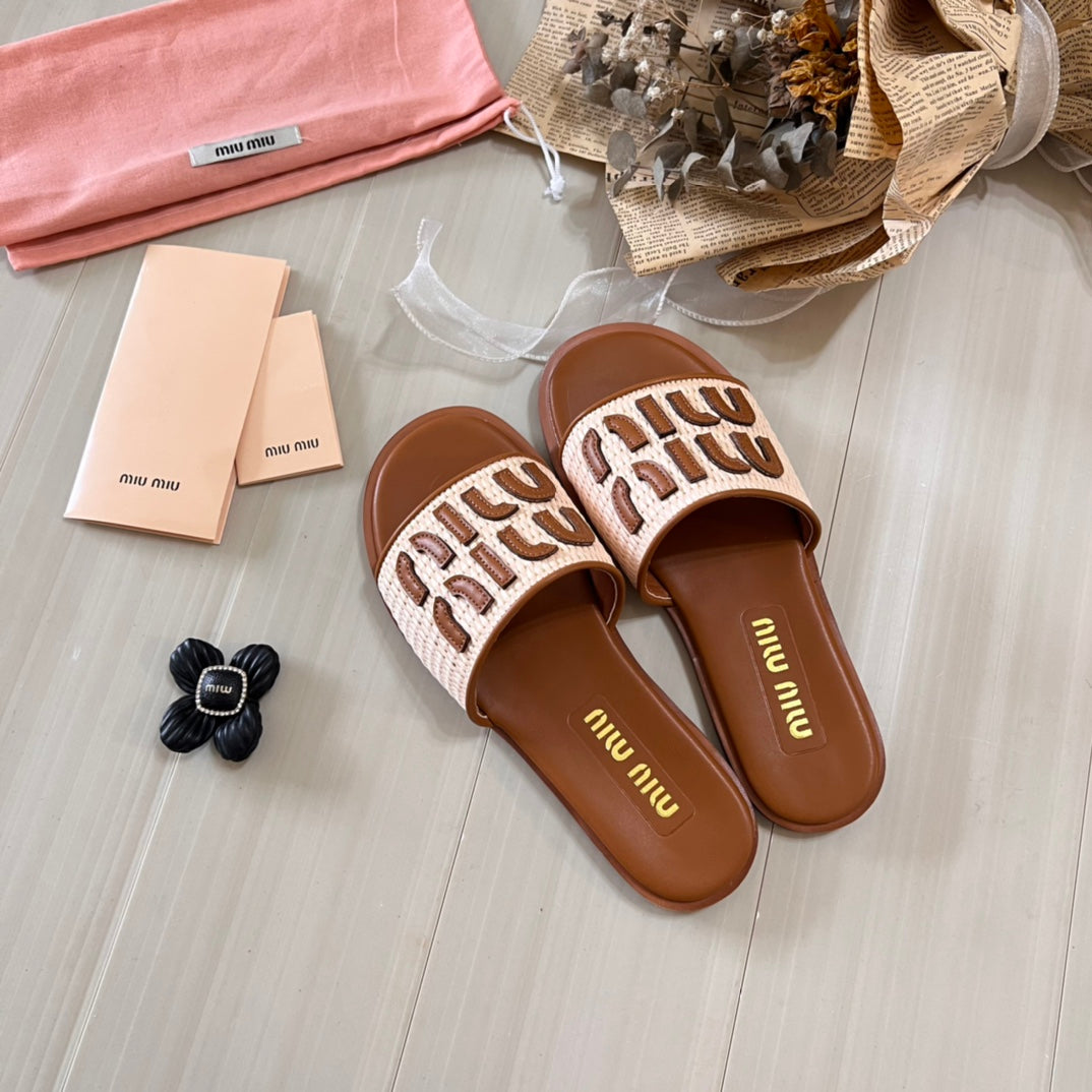 Flache Schuhe aus Baststoff