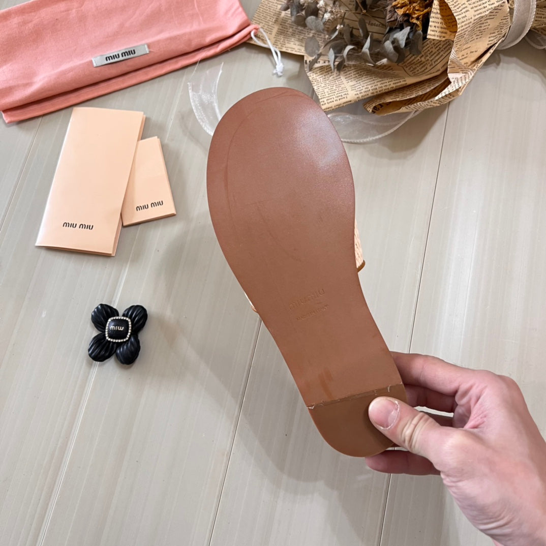 Flache Schuhe aus Baststoff
