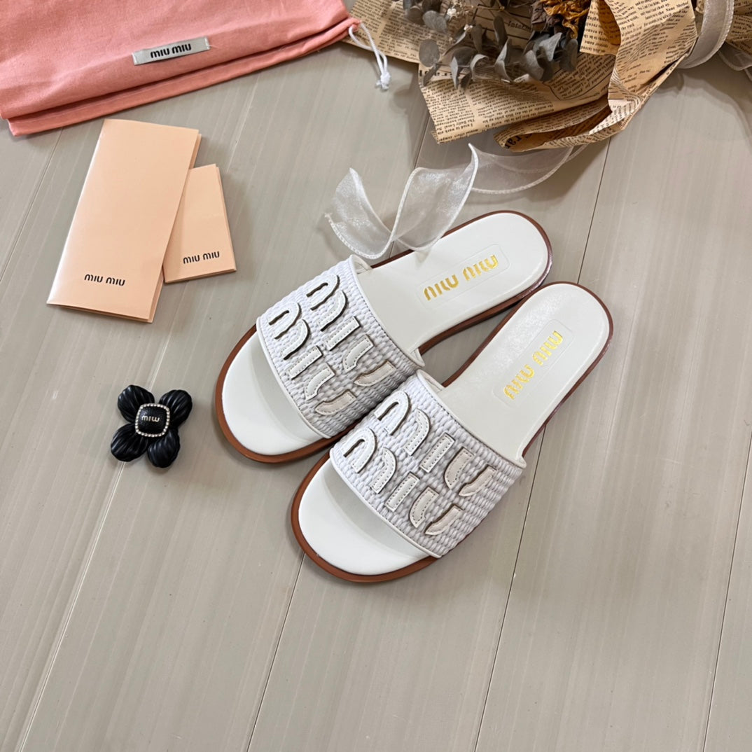 Flache Schuhe aus Baststoff