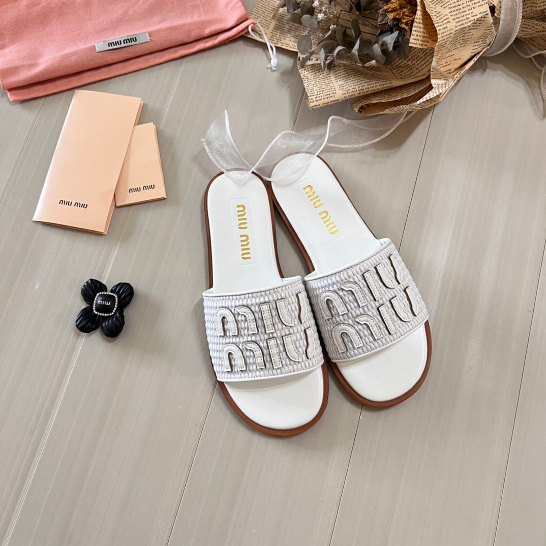Flache Schuhe aus Baststoff