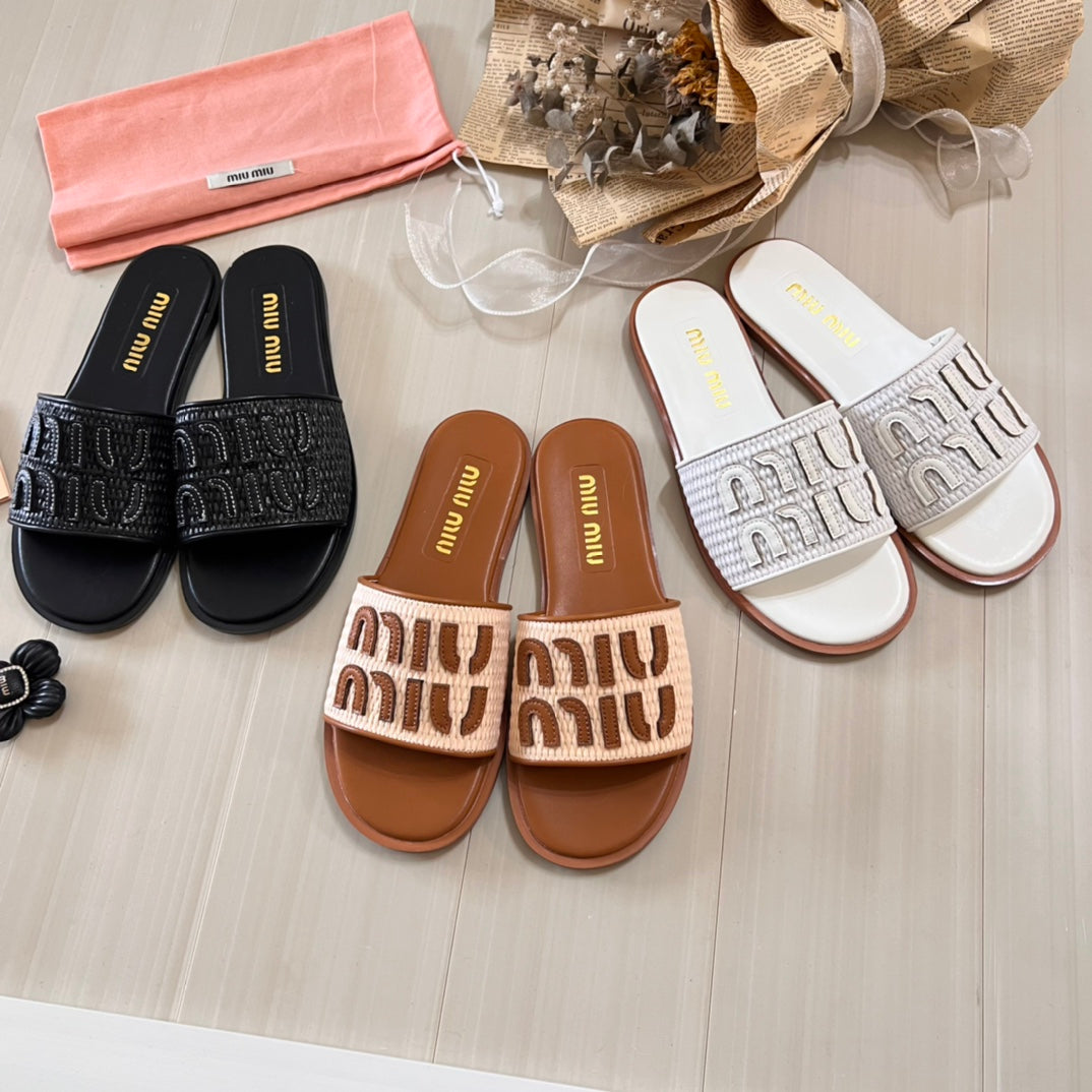 Flache Schuhe aus Baststoff