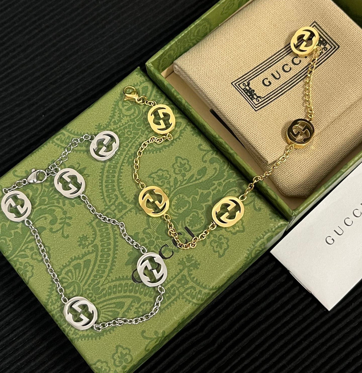 Modisches Armband mit dem Buchstaben G