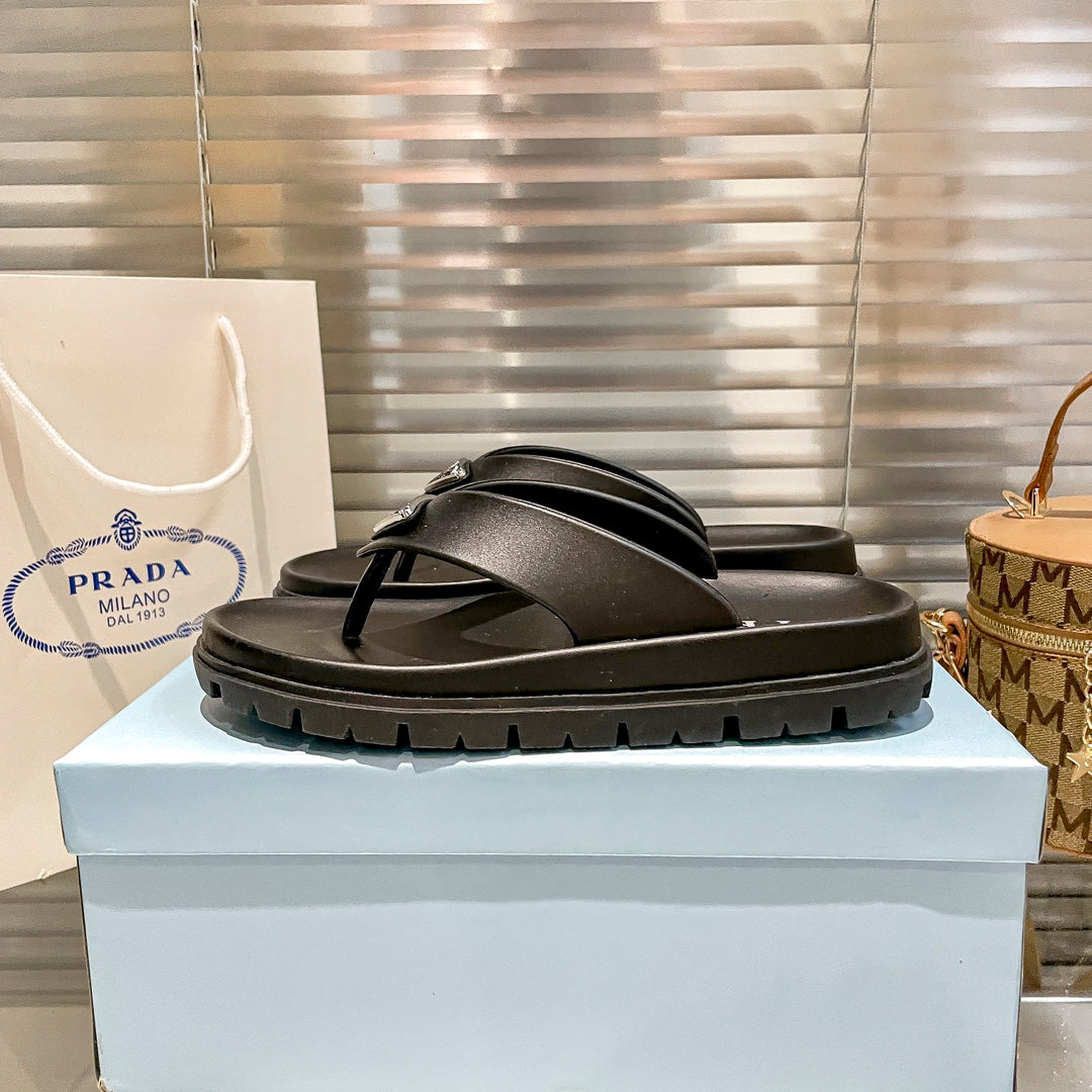 Gummiflipflops mit Dreieckslogo