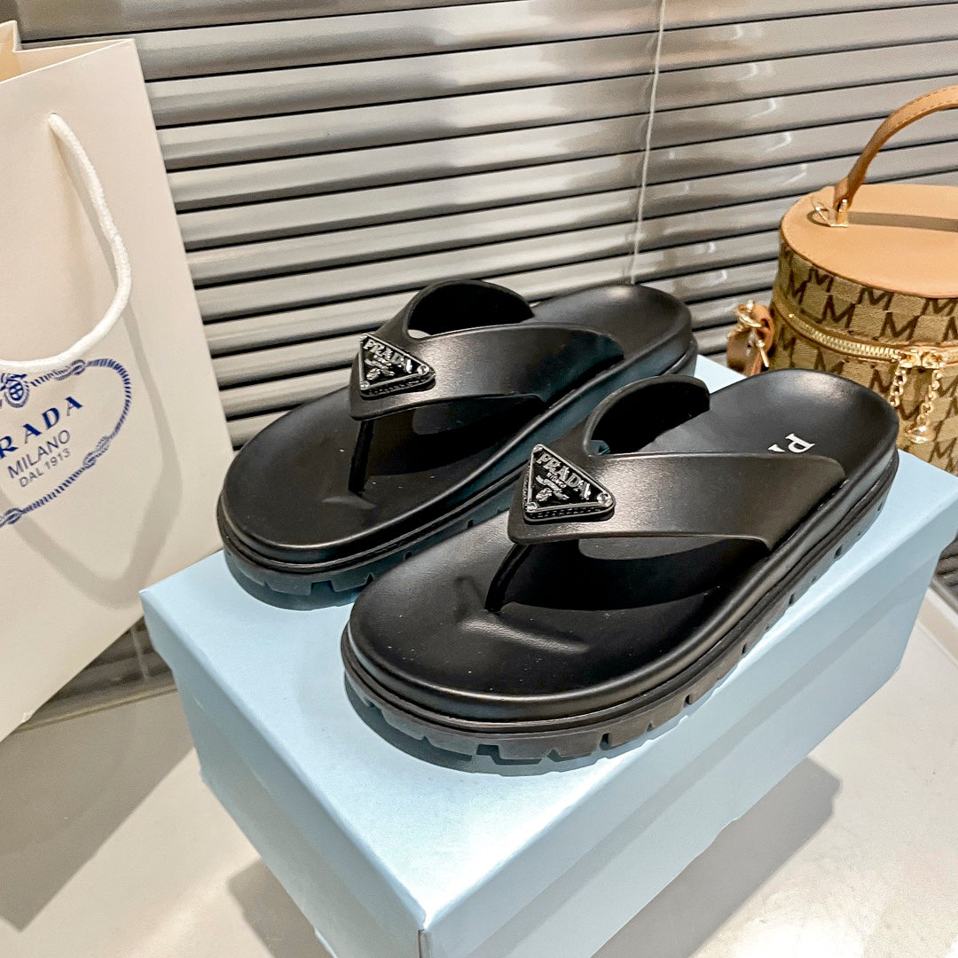 Gummiflipflops mit Dreieckslogo