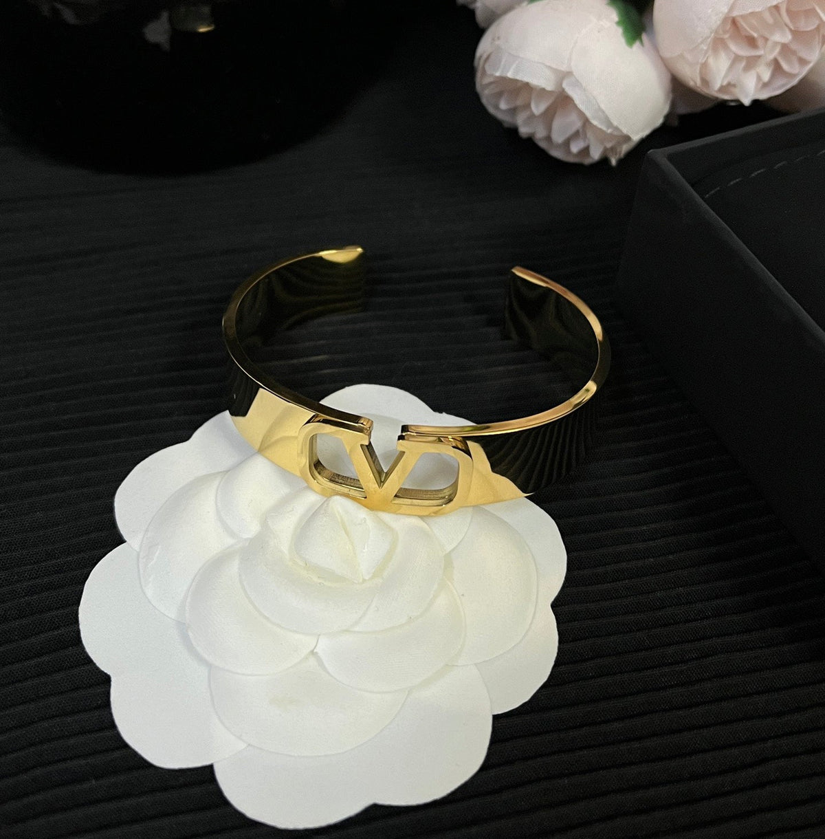 Modisches offenes hohles Armband