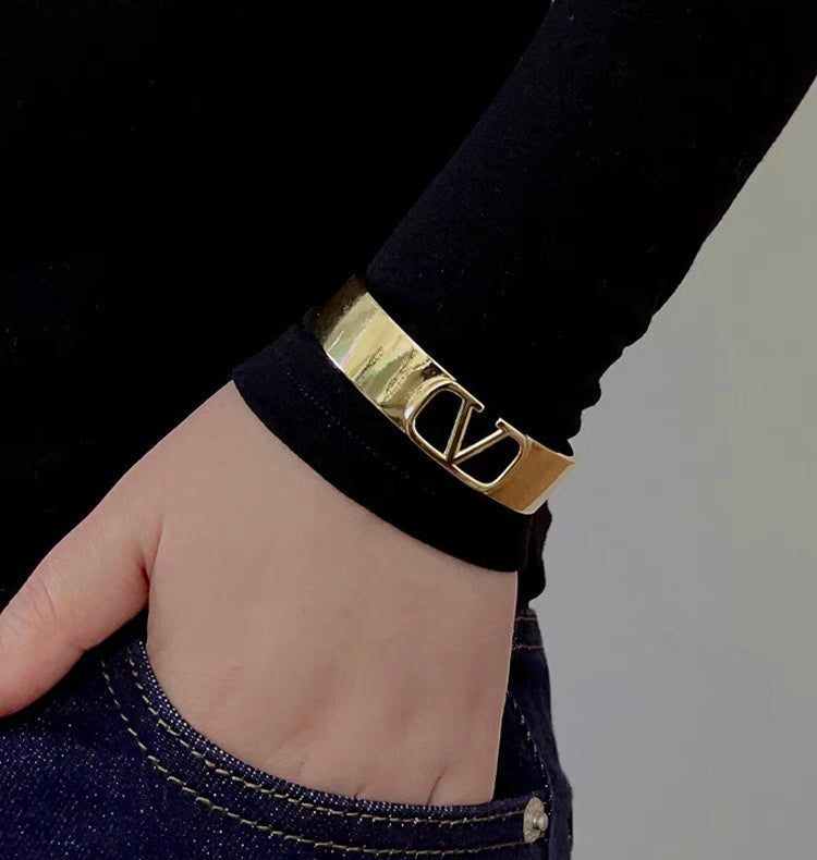 Modisches offenes hohles Armband