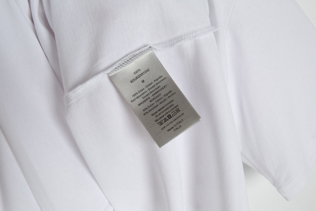 Einfaches besticktes T-Shirt