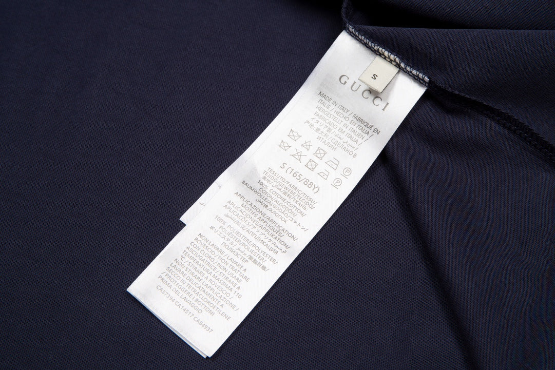 Neues einfaches bedrucktes T-Shirt