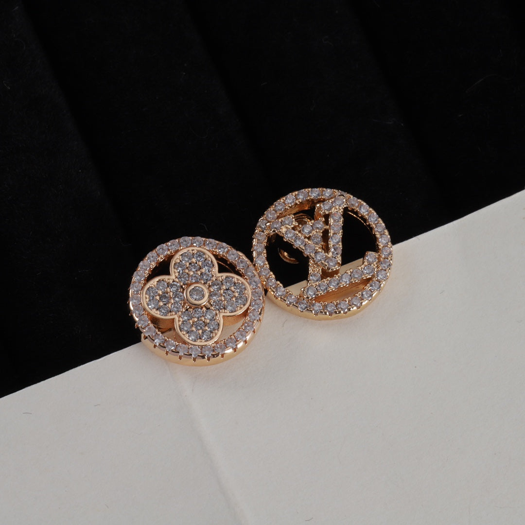 Asymmetrische Ohrstecker mit Strass-Logo
