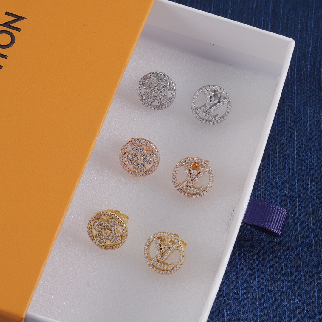 Asymmetrische Ohrstecker mit Strass-Logo