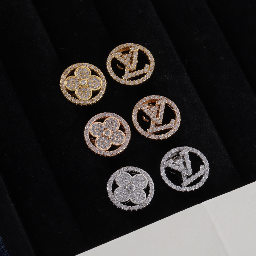 Asymmetrische Ohrstecker mit Strass-Logo