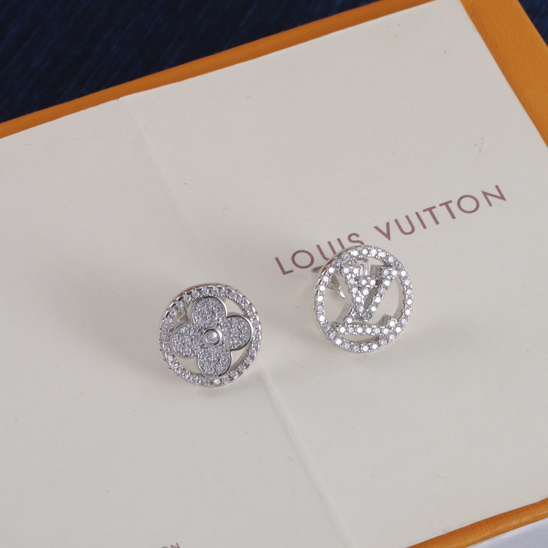 Asymmetrische Ohrstecker mit Strass-Logo