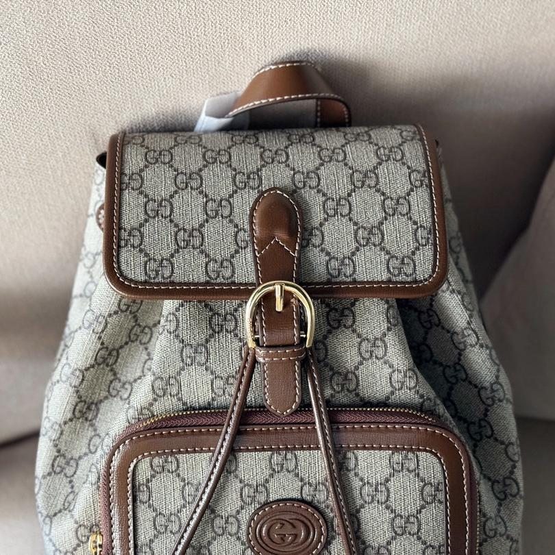 Rucksack mit ineinandergreifendem G