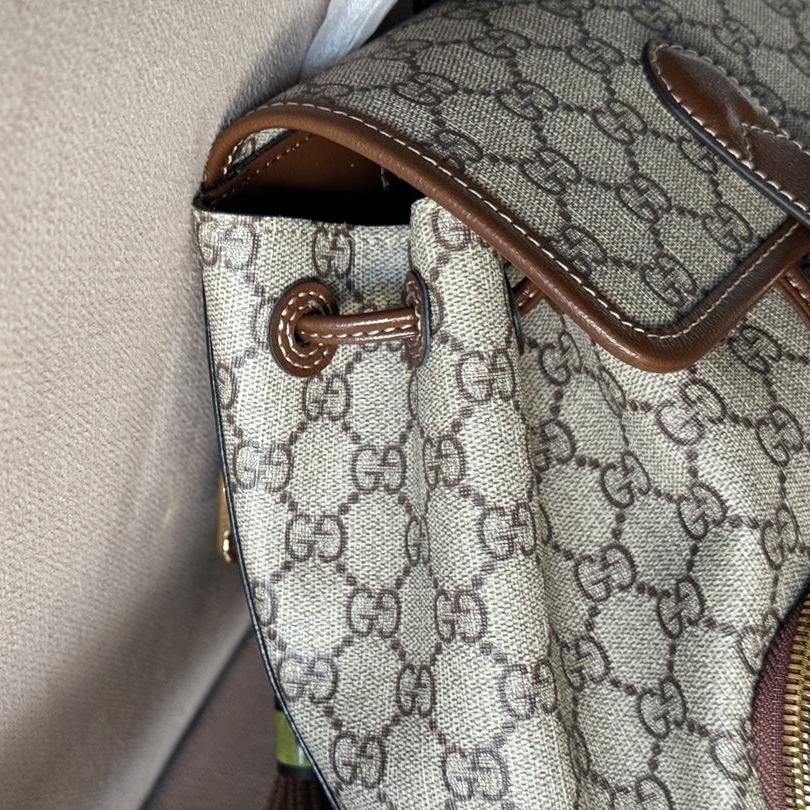 Rucksack mit ineinandergreifendem G