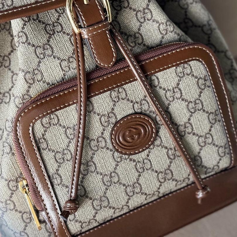 Rucksack mit ineinandergreifendem G