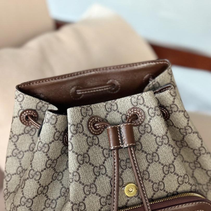 Rucksack mit ineinandergreifendem G