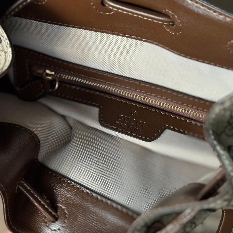 Rucksack mit ineinandergreifendem G