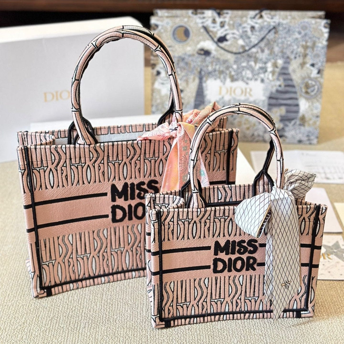 Pinke bestickte Buch-Tasche
