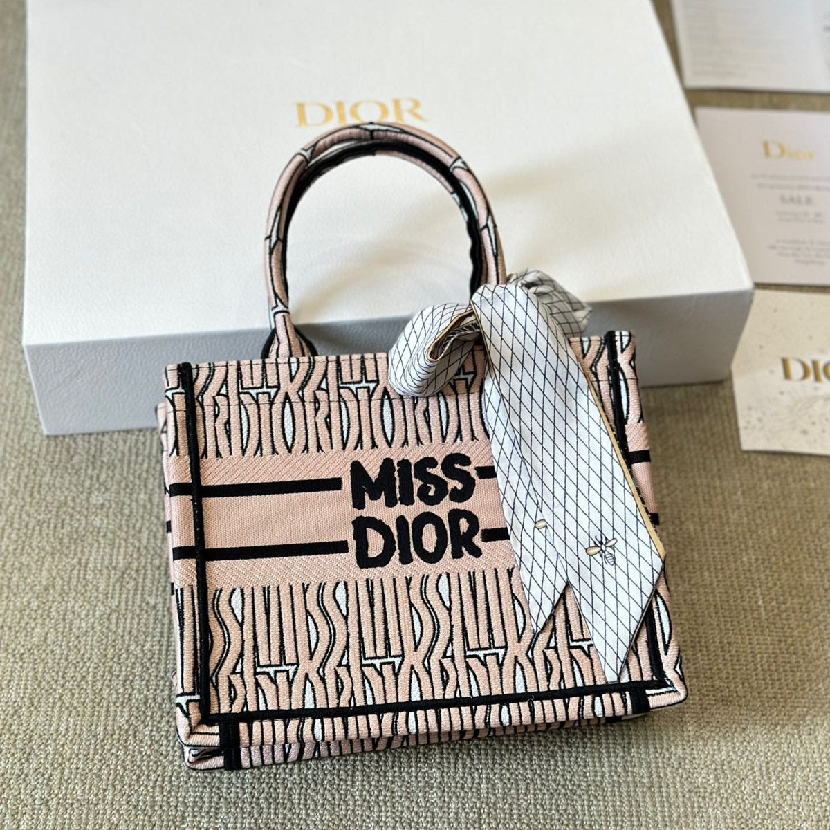 Pinke bestickte Buch-Tasche
