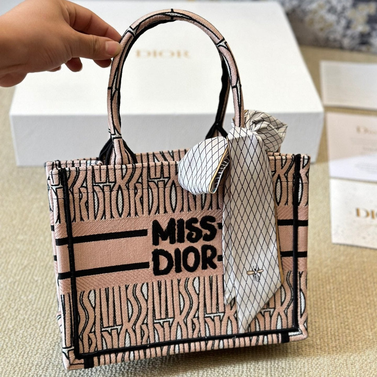 Pinke bestickte Buch-Tasche