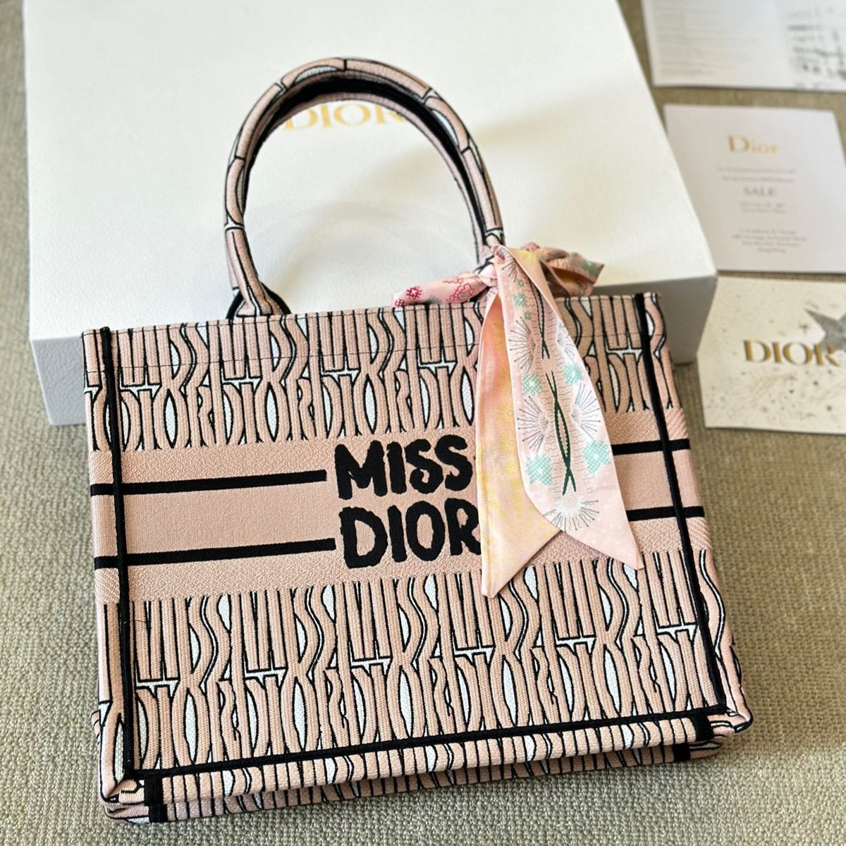 Pinke bestickte Buch-Tasche