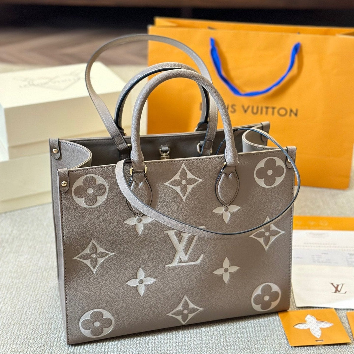 Ledergeprägte graue Onthego Tote Bag