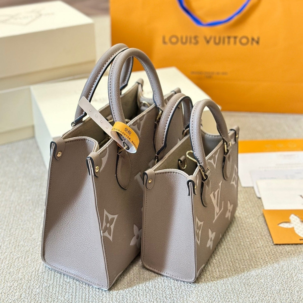 Ledergeprägte graue Onthego Tote Bag