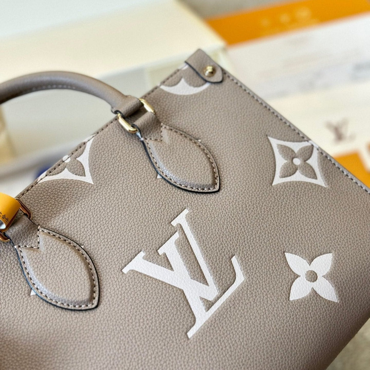 Ledergeprägte graue Onthego Tote Bag