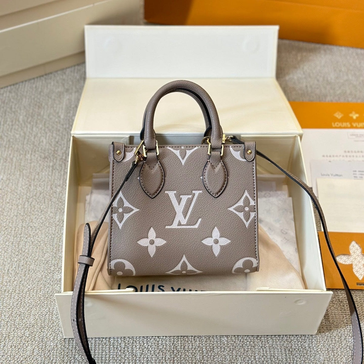 Ledergeprägte graue Onthego Tote Bag