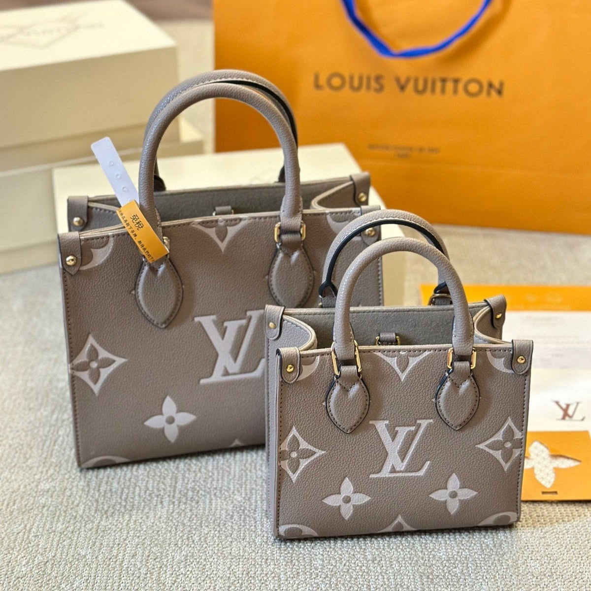 Ledergeprägte graue Onthego Tote Bag