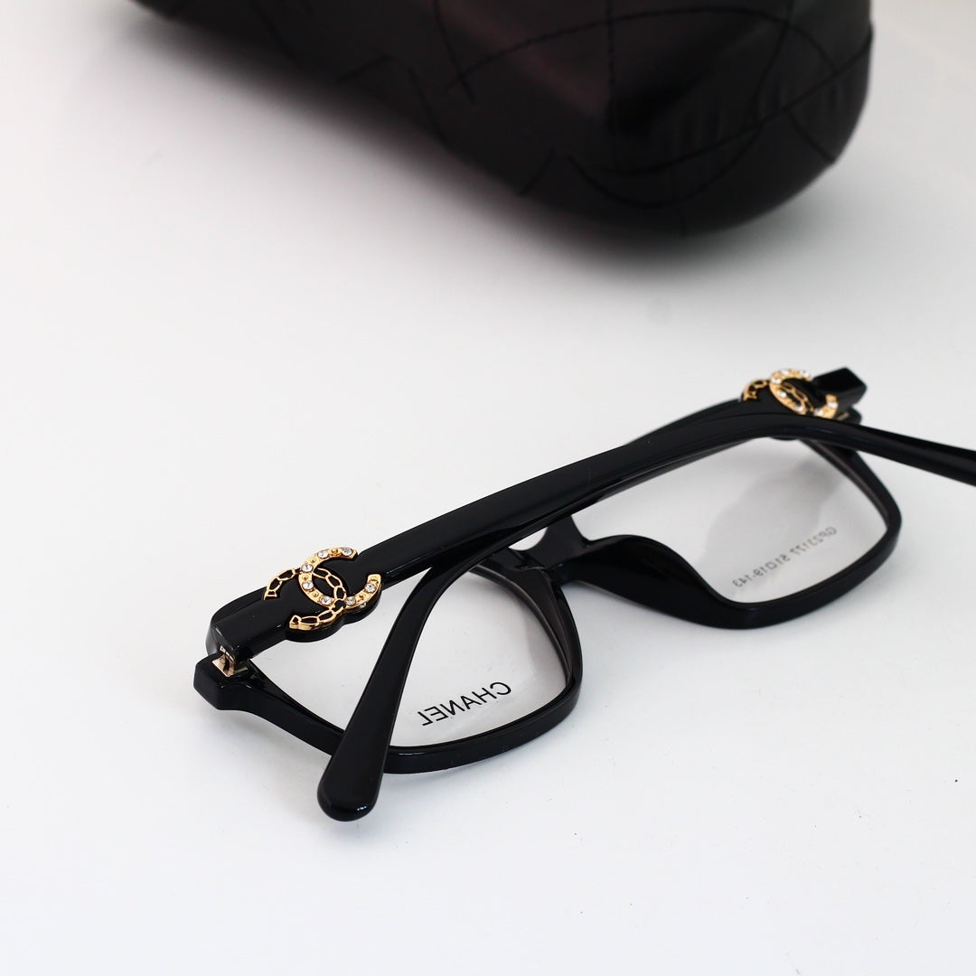 Brille mit quadratischem Rauten-Logo