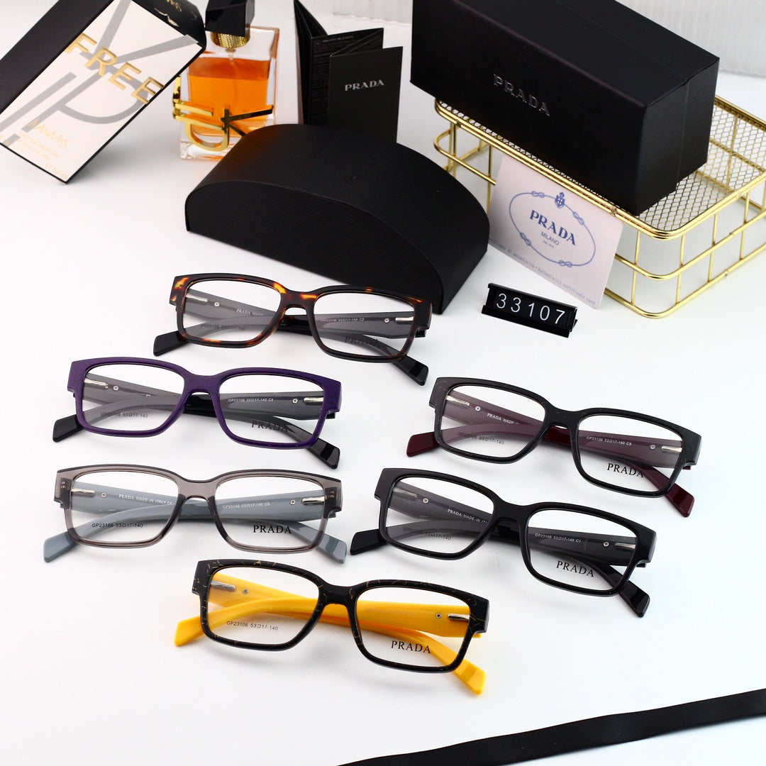 Klassische quadratische Brille mit Dreieckslogo