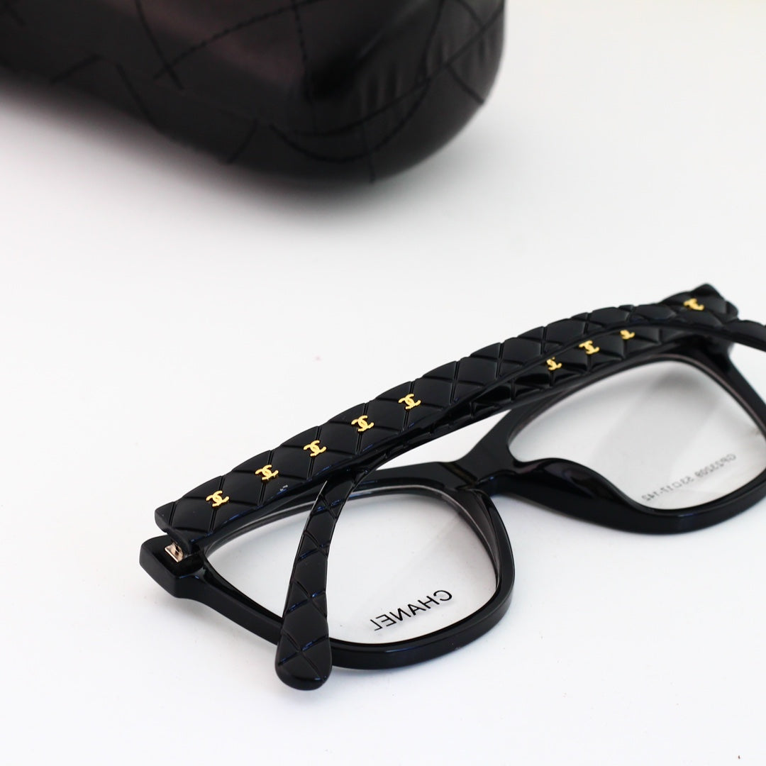 Elegante Brille mit Metallrahmen