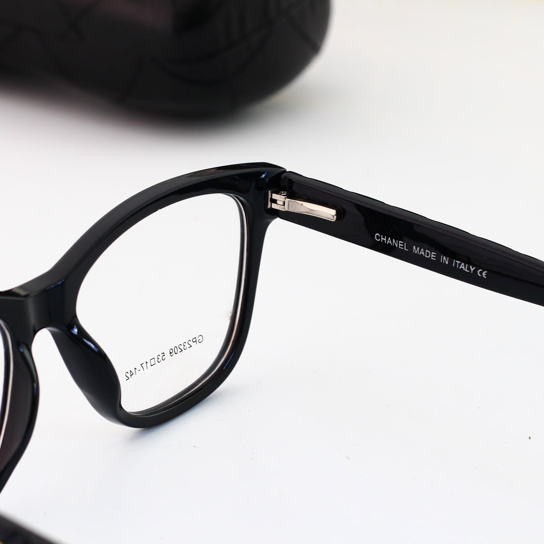 Elegante Brille mit Metallrahmen