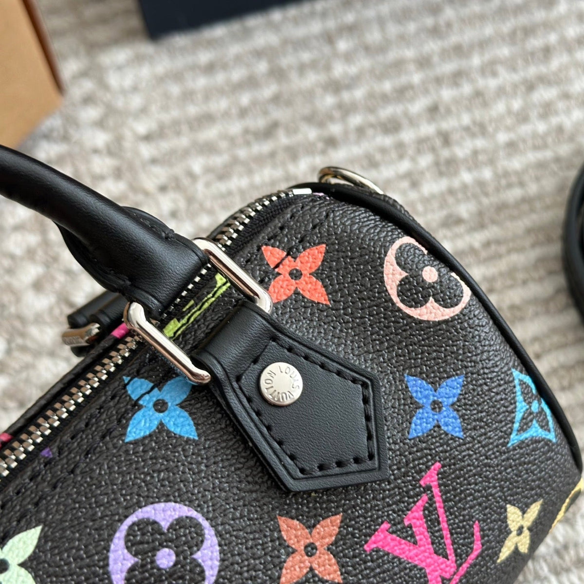Bunte geprägte schwarze Schleifentasche