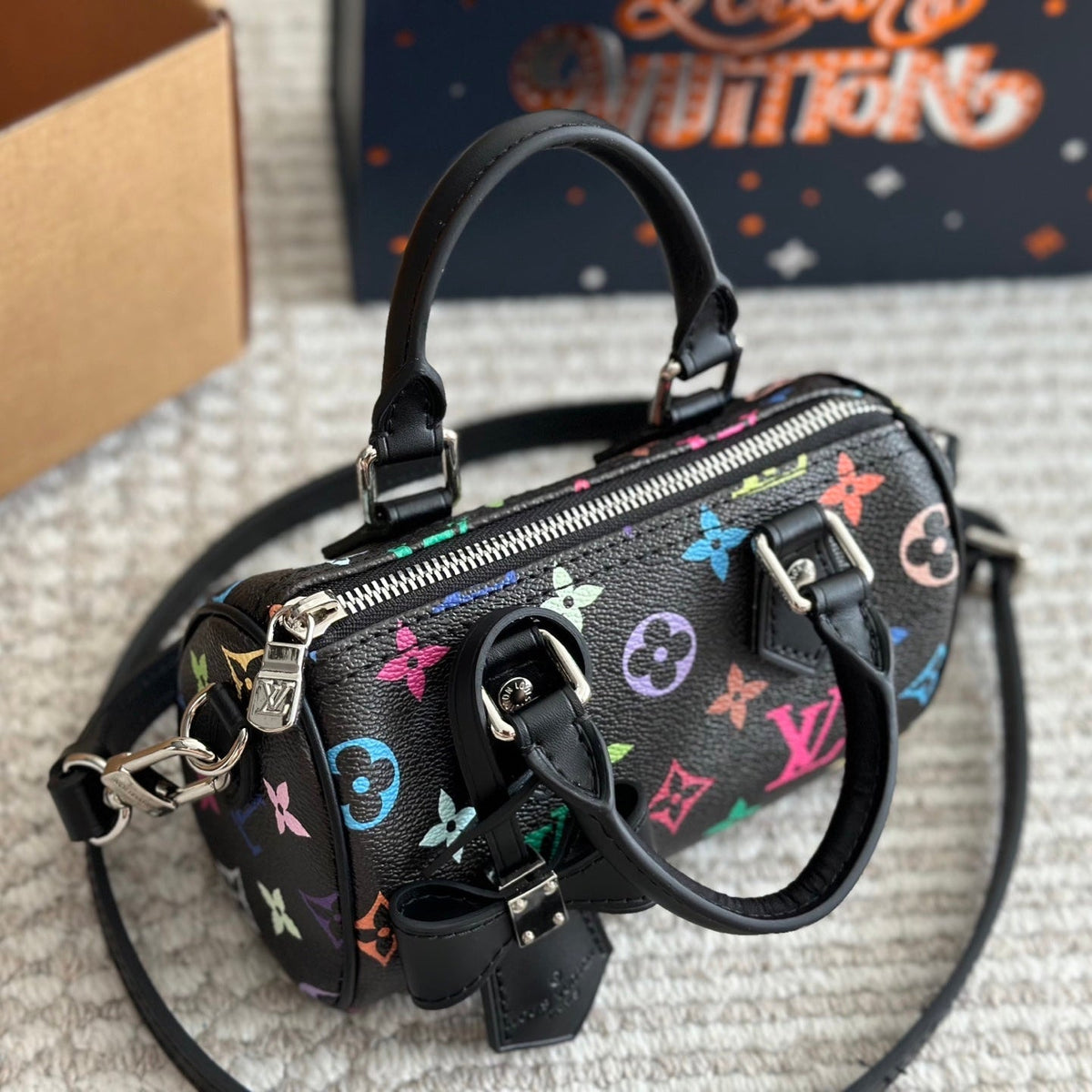 Bunte geprägte schwarze Schleifentasche