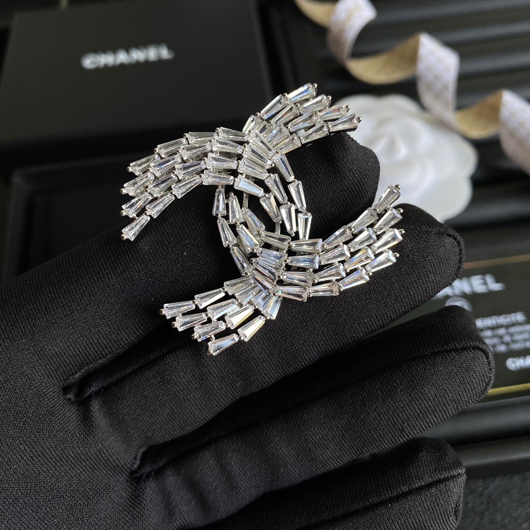 Glitzernde Kristall-Logo-Brosche