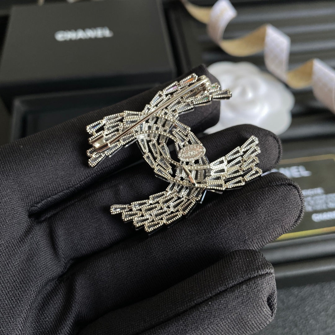 Glitzernde Kristall-Logo-Brosche