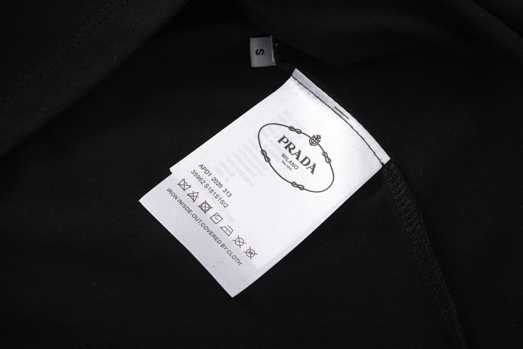T-Shirt mit einfachem Dreiecksprint
