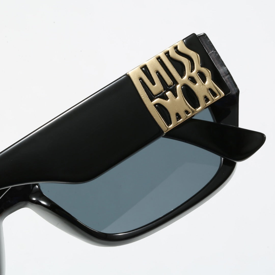 Rechteckige Sonnenbrille mit Metall-Signatur-Bügeln