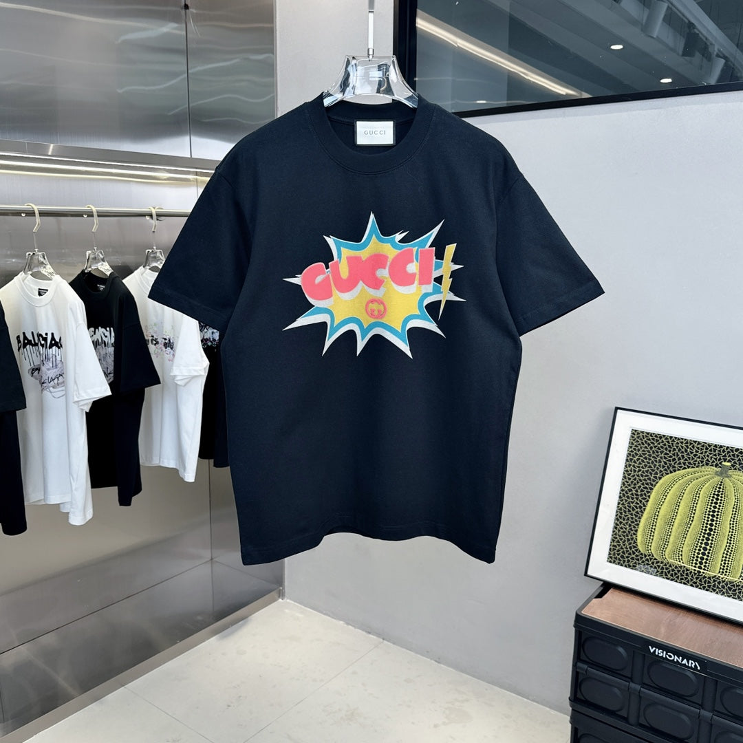 T-Shirt mit explodierenden Bonbon-Elementen
