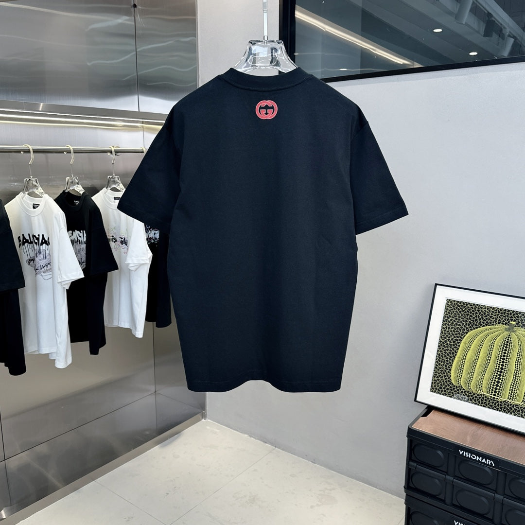 T-Shirt mit explodierenden Bonbon-Elementen