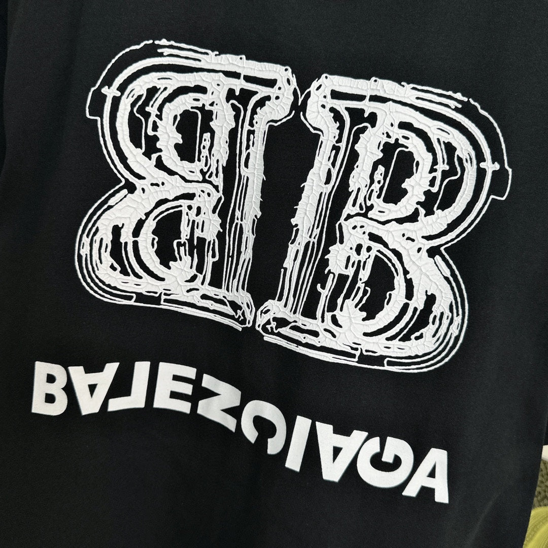 T-Shirt mit doppelter Invertierter-B-Buchstaben-Grafik