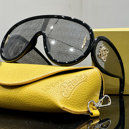 Große Sonnenbrille mit durchgehend bedrucktem Gestell