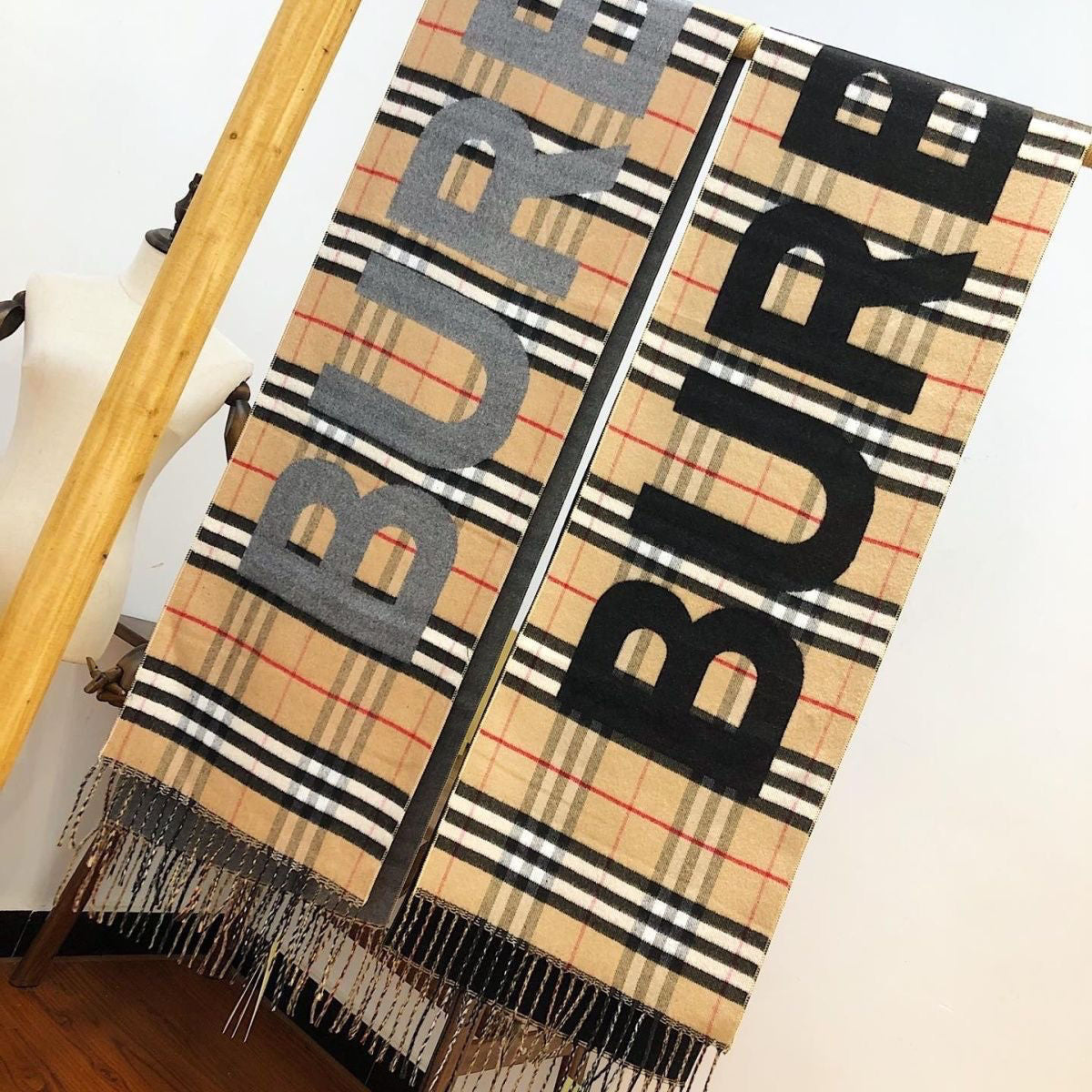 Kaschmirschal mit geprägtem Retro-Karomuster