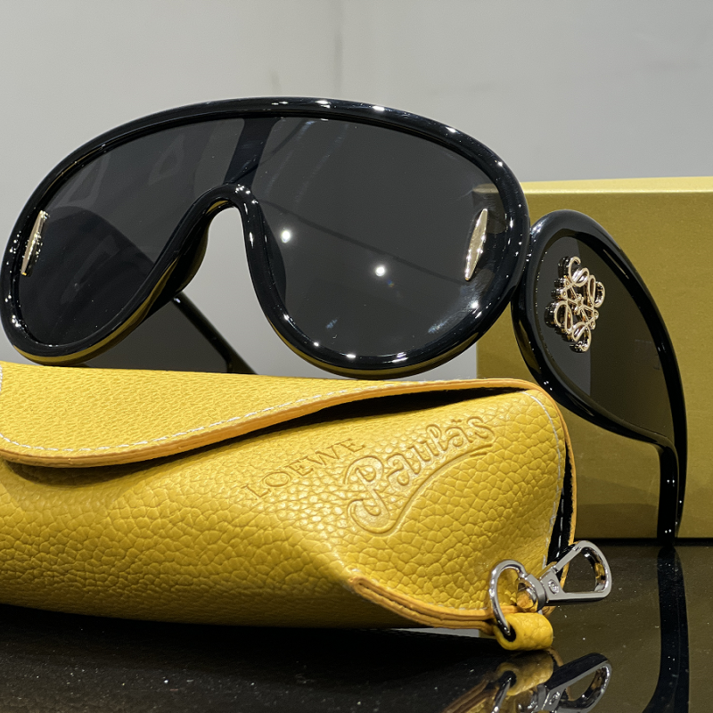 Große Sonnenbrille mit durchgehend bedrucktem Gestell