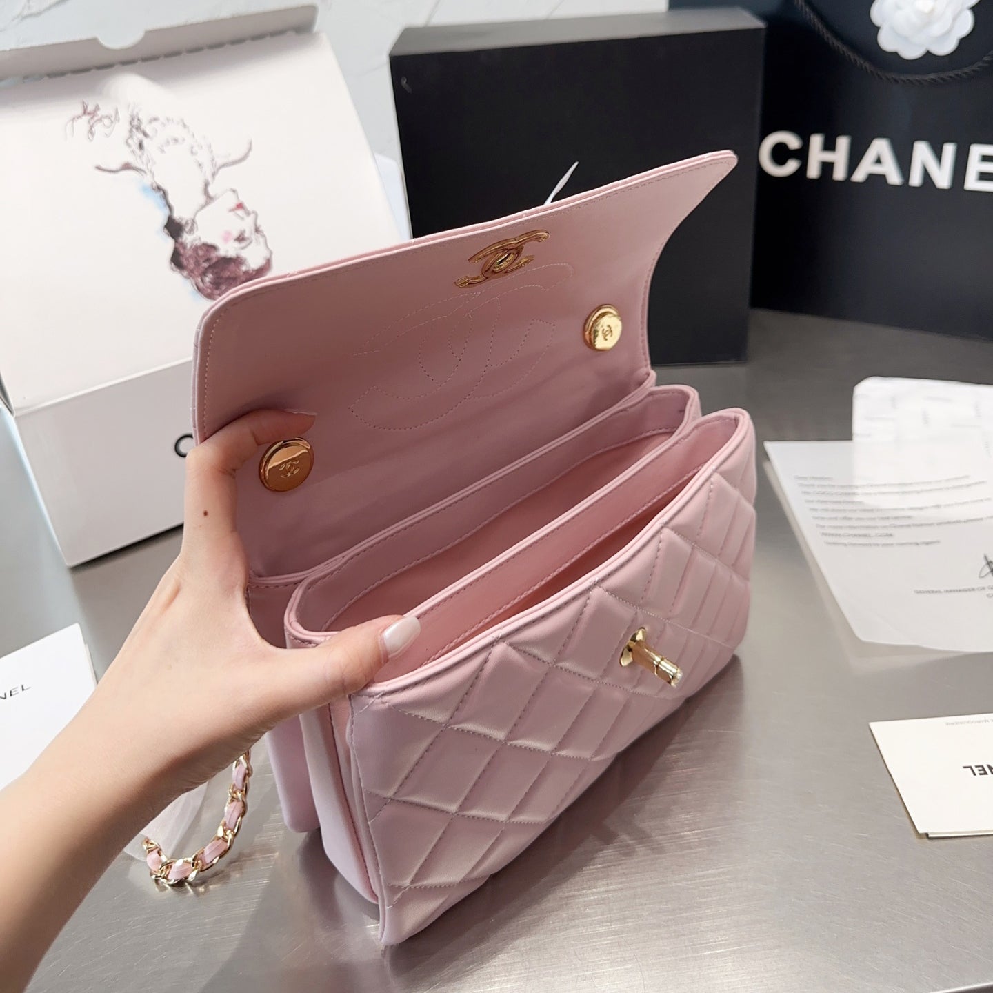 Trendige Überschlagtasche mit Henkel